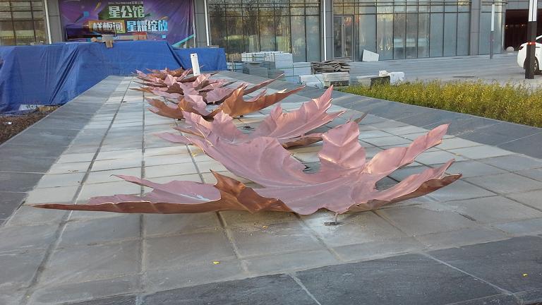 烟台星颐广场水景雕塑《枫叶》（锻铜）