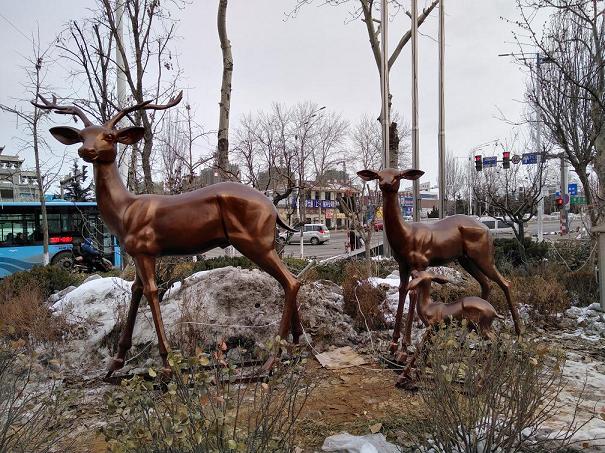 烟台玻璃钢雕塑——德信恒隆国际酒店《鹿》