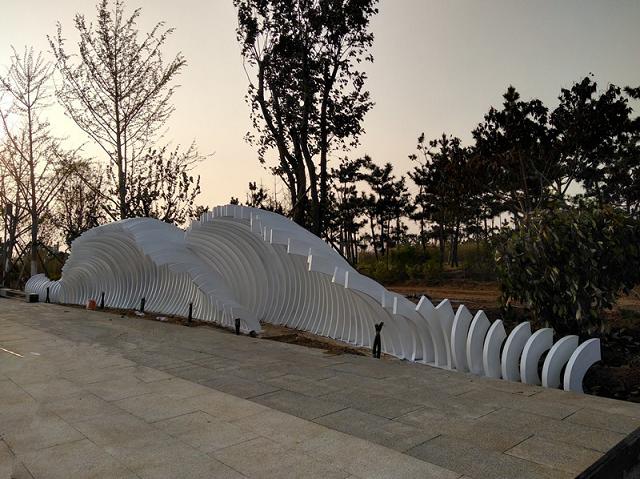 烟台依云水岸 《海浪》不锈钢雕塑景观