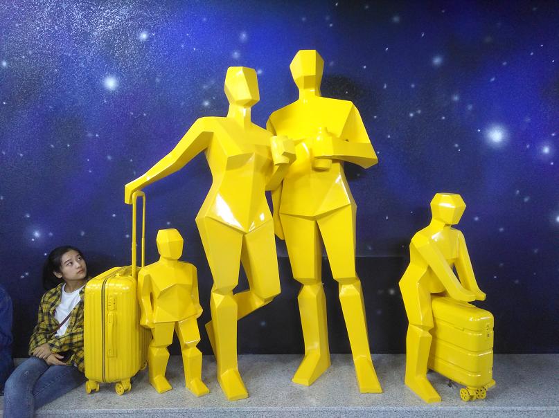 烟台大悦城玻璃钢人物雕塑群像